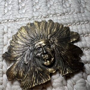 VINTAGE NATIVE AMERICAN INDIAN WITH FULL FEATHER HEADDRESS BRASS BELT BUCKLE